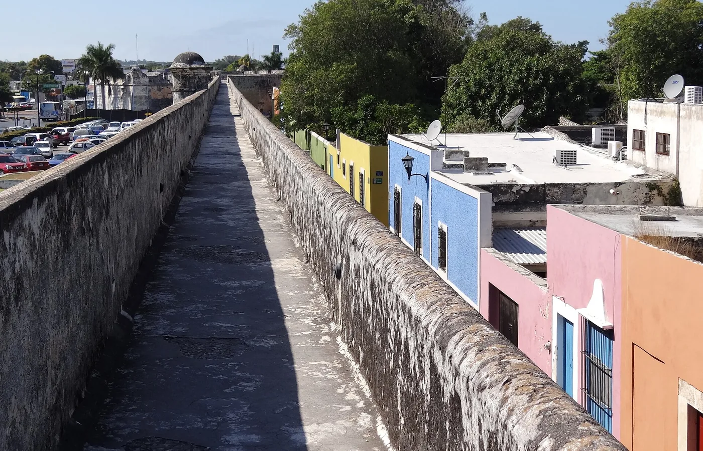 Murallas y fachadas coloniales de Campeche