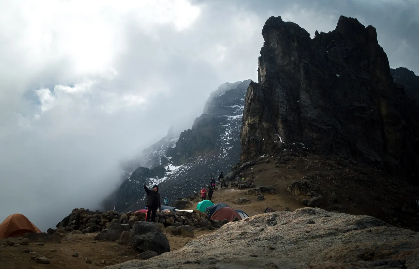 Volcán Iztaccíhuatl visto desde sendero de montaña