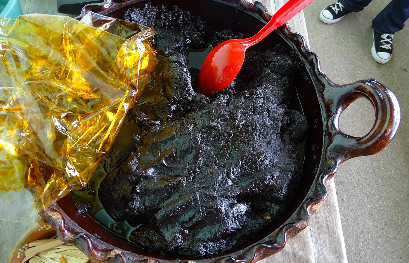 Pasta de mole en mercado de Puebla