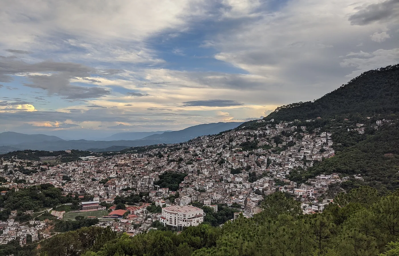 Panorama de Taxco entre montañas